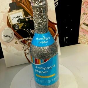 Champagne poppers rotate to release 10g muti colored foil streamer.Ring New Year